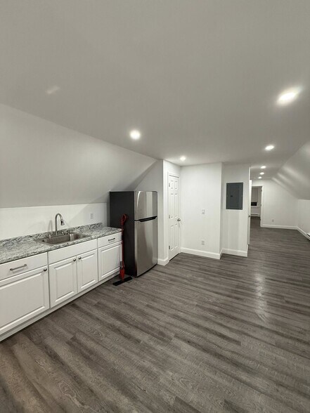 Building Photo - 48 Anthony St