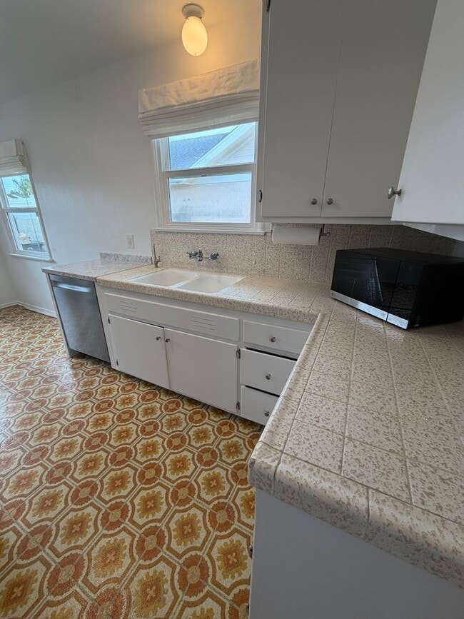 Building Photo - 3-Bedroom Home for Rent in El Camino Village | 2-Car Garage & Private Backyard