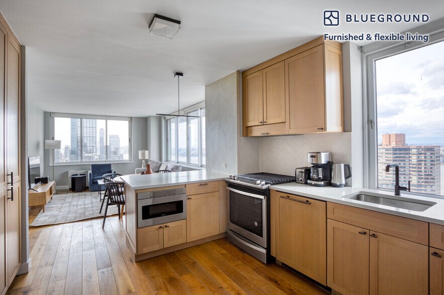 Building Photo - 560 W 43rd St