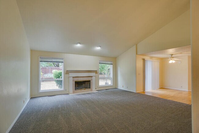 Building Photo - LARGE THREE BEDROOM HOME WITH RV /BOAT PAR...