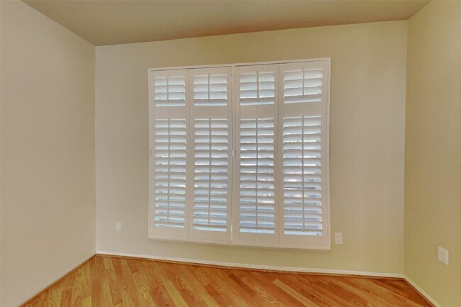 Building Photo - 20 Early Dawn Ct