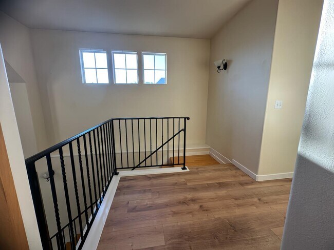 Building Photo - 841 Lawrence Dr