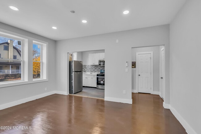 Building Photo - 922 4th Ave