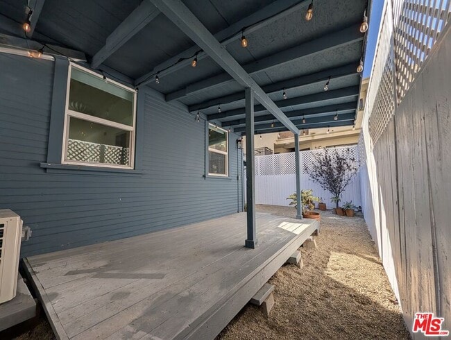 Building Photo - 1015 Granville Ave