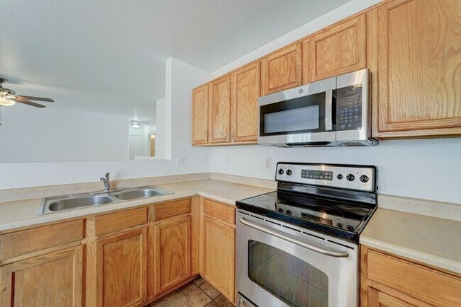 Building Photo - READY TO VIEW NOW! Spacious 3 Bed 2 Bath home in the Estrella Neighborhood