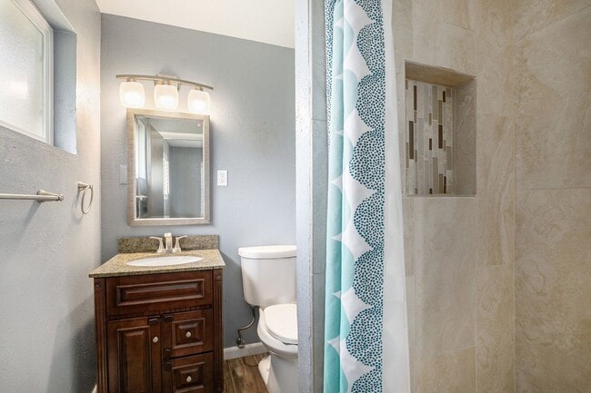 Building Photo - 4 Bedroom 3 Bathroom House-Available NOW!