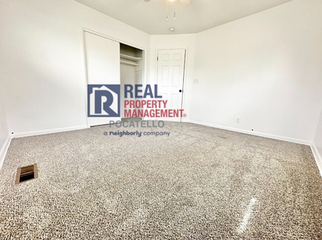 Building Photo - MOVE IN SPECIAL - 4 Bed 2 Bath House - PET...