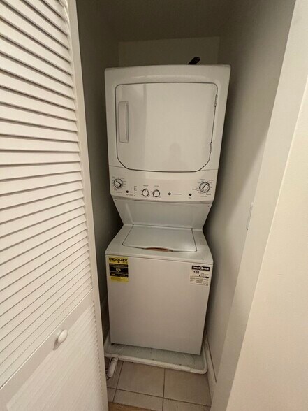 In unit laundry - 2608 W Evergreen Ave