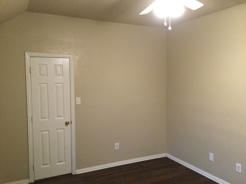 Building Photo - 2306 Valley Creek Dr