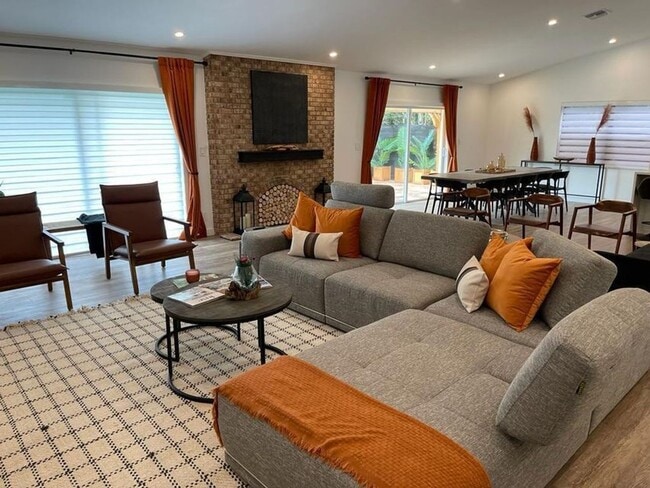 Building Photo - 7360 San Sebastian Dr