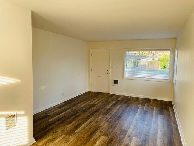 Building Photo - Super Cute Single Level Duplex Unit