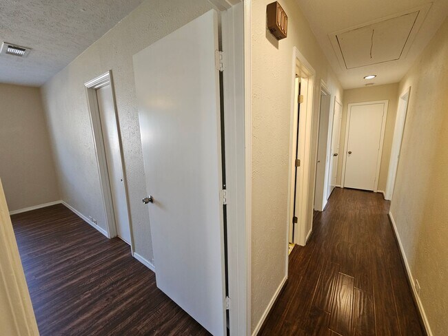 Building Photo - AVAILABLE NOW!