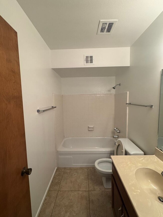 Building Photo - Spacious 3BR/2BA Home in Prime Tempe Locat...
