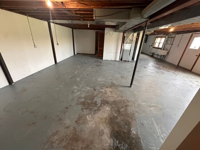 Building Photo - Louisville Farmhouse With Walkout basement