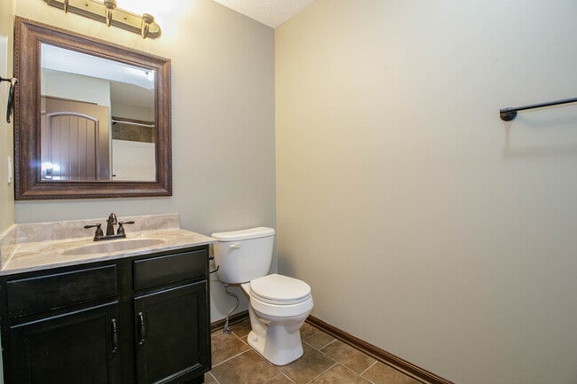 Building Photo - 1450 Raven Rd