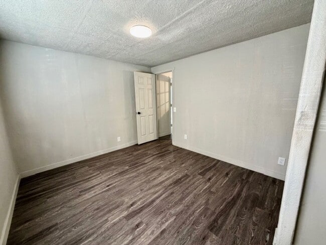 Building Photo - AVAILABLE NOW - 2 Bedroom/2 Bath in Pleasant Grove