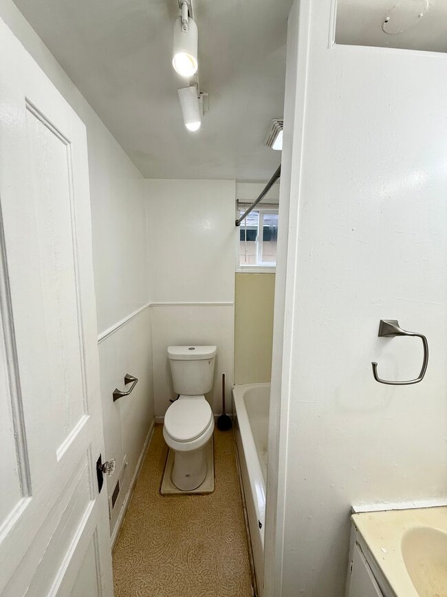 Building Photo - 4/2 Single Family Home | Hardwood Floors |...