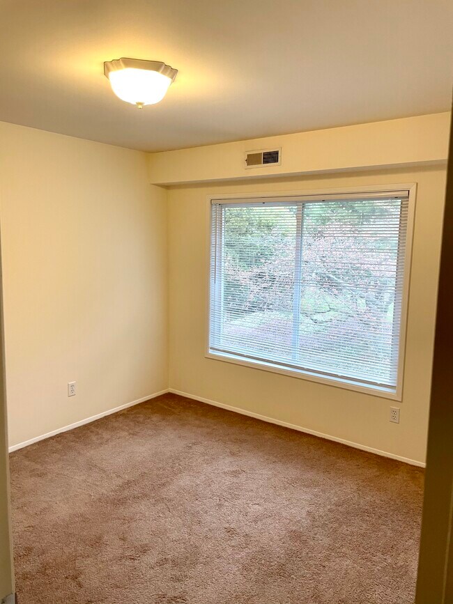 Guest Room - 5029 84th St SW