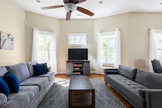 Building Photo - 684 Grady Pl SW