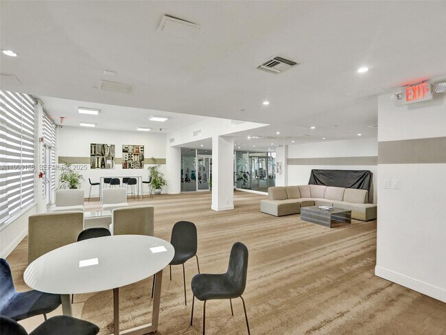 Building Photo - 10350 W Bay Harbor Dr