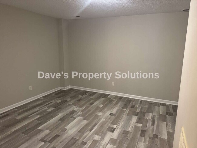 Building Photo - Beautiful and Spacious Townhome