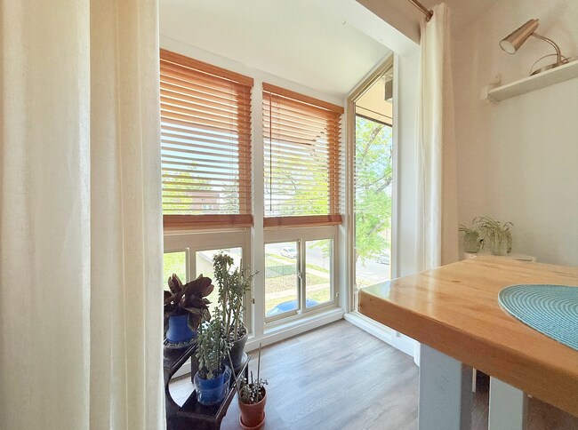 Building Photo - Beautiful One-Bedroom Condo near the Heart of Downtown SLC!