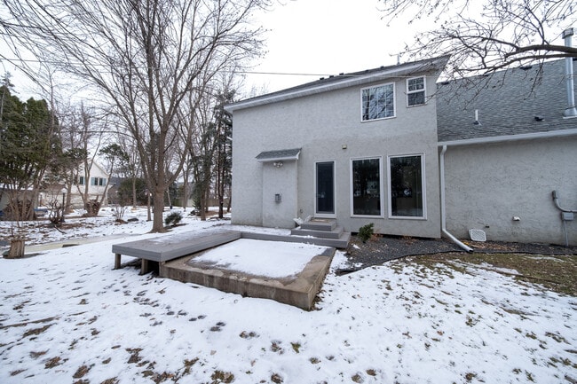 Building Photo - 3290 N Shore Dr