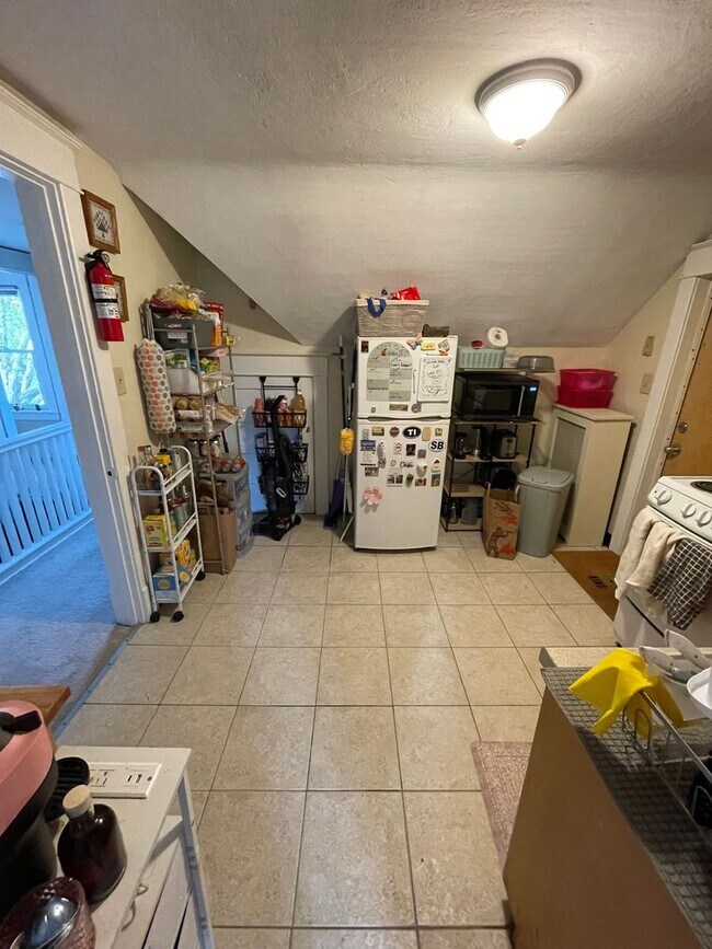 Building Photo - Two Bedroom apartment near engineering and...