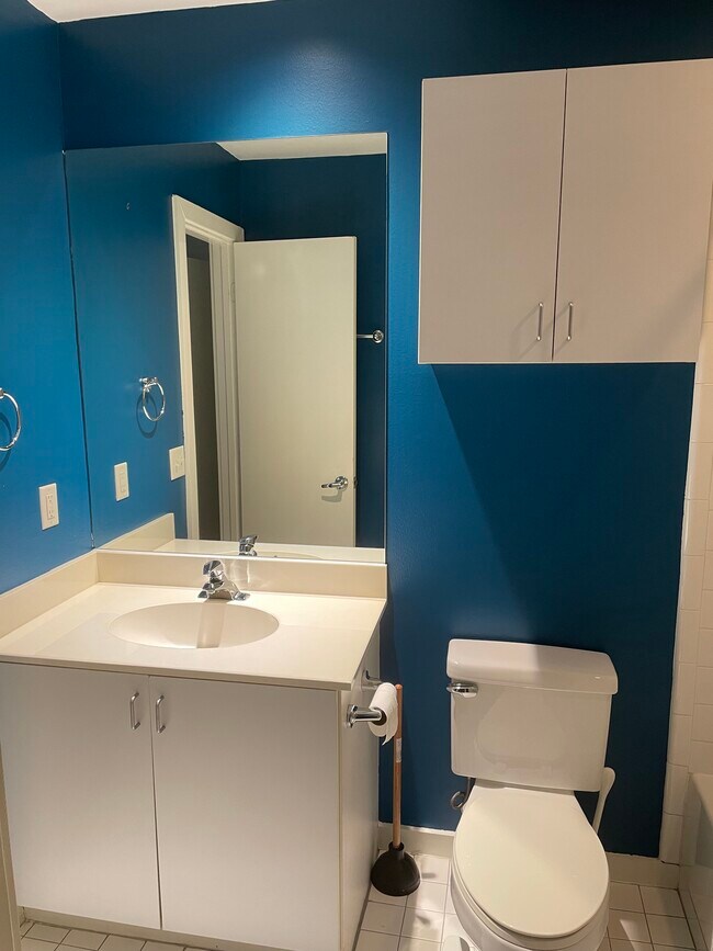 2nd bedroom full bath - 2715 Chenevert St
