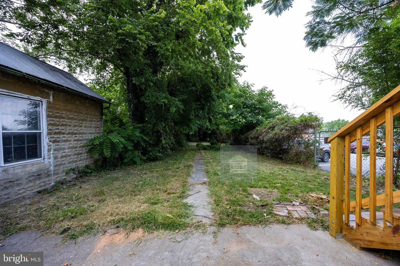 Building Photo - 209 E Martin St