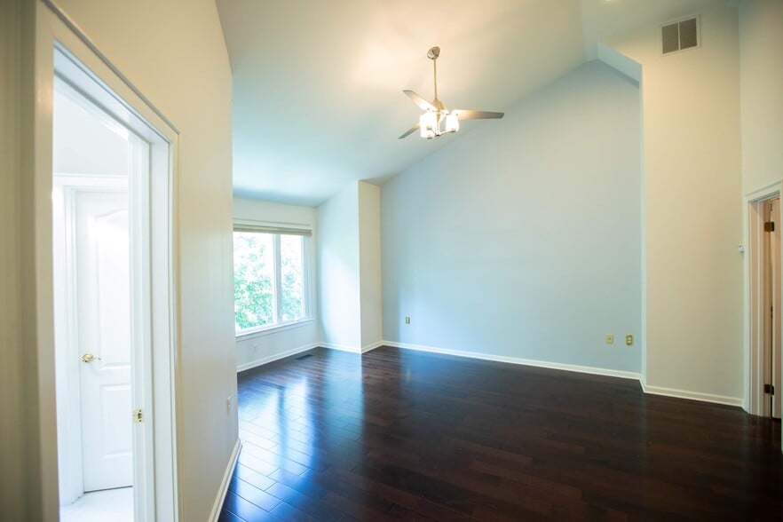 Master Bedroom - 4006 Dogberry Ln