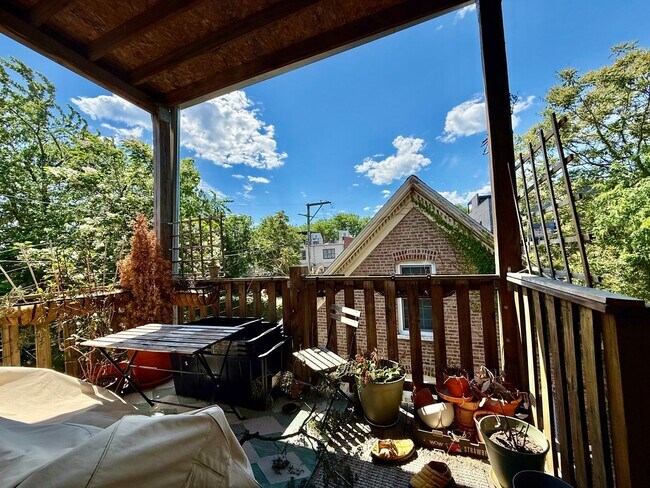 Building Photo - Amazing 2 Bedroom + Den. Separate Living/Dining Room. Large Deck. Lots of Natural Light.