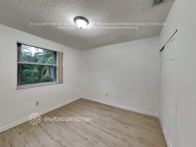 Building Photo - 9912 NW 9th Ct