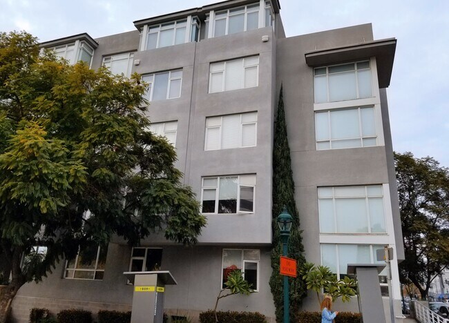 Building Photo - 602 W Fir St