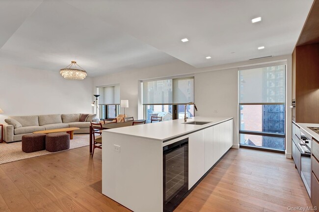 Building Photo - 200 E 21st St