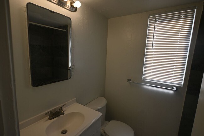 Building Photo - 2 Bed Apartment  - $1,050 - 378 N 13th Str...