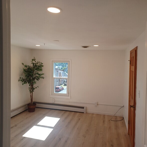 Building Photo - 104 Hill Ave