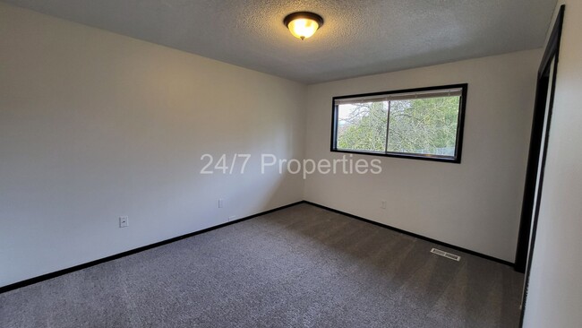 Building Photo - 3BD I 2BA Home w/ Large Yard - Beaverton!