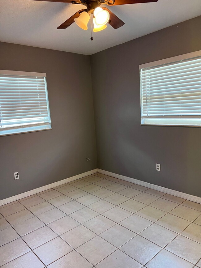 Building Photo - Adorable 3 bedroom 2 bath rental with fully fenced yard