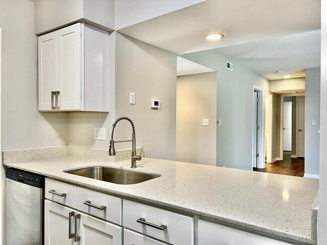 Building Photo - 3 BEDROOM CONDO IN TERRIFIC LOCATION!