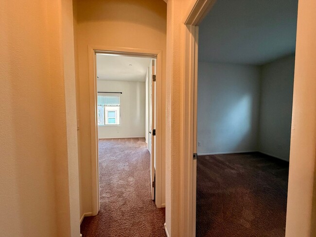 Building Photo - 3 BED 2.5 BATH SINGLE FAMILY W/ LOFT & COM...