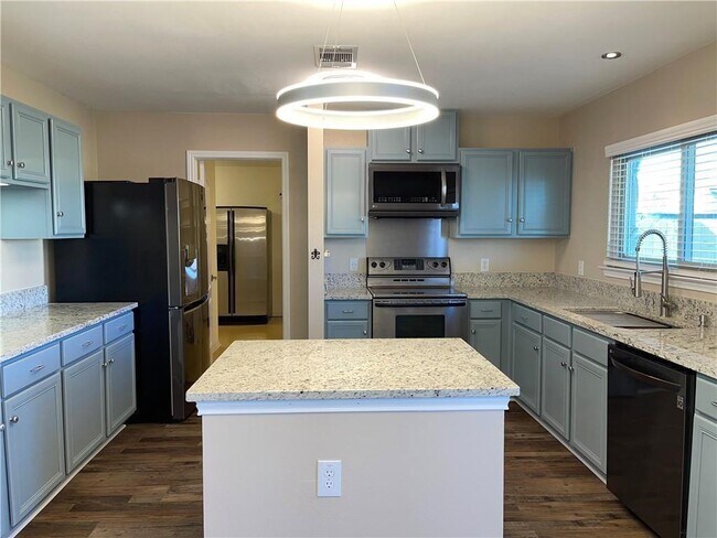 Building Photo - 1102 Keeshond Pl