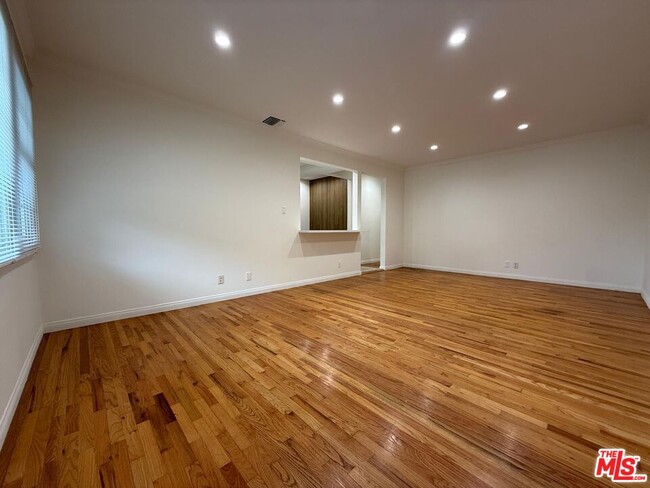 Building Photo - 1025 W Clark Ave