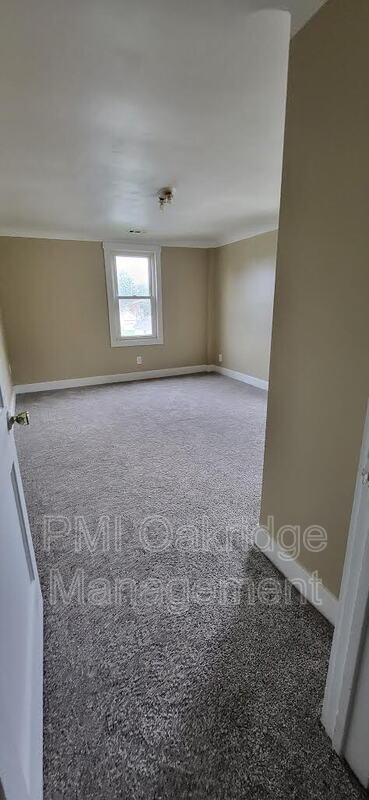 Building Photo - 906 1/2 Race Dr