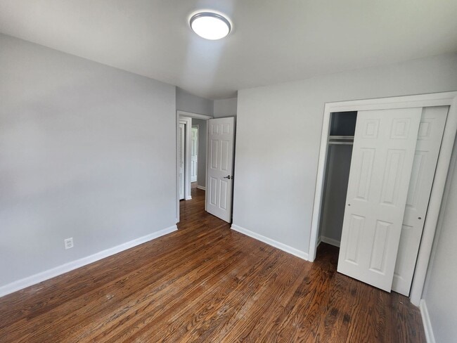 Building Photo - Beautiful 3 bedroom 1 bath with attached g...