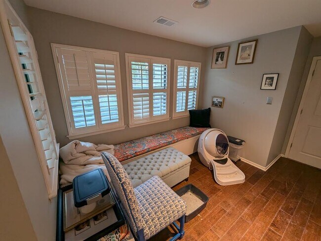 Building Photo - 208 Crescent Bluff