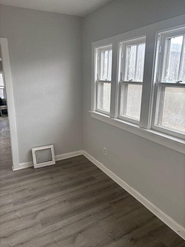 Building Photo - 624 N Lewis Ave