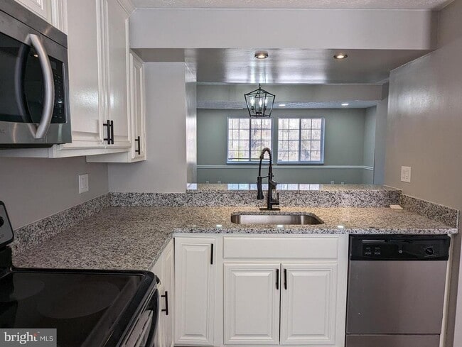 Building Photo - 1680 Thenia Pl