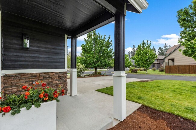 Building Photo - Beautiful SE Bend Home | Spacious Floorplan | Fenced Backyard | Near Parks & Trails