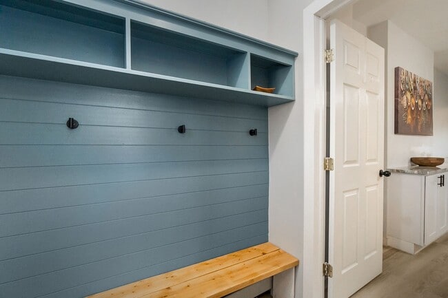 Building Photo - 3 BED · 1.5 BATH · MODERN INDUSTRIAL · AVA...
